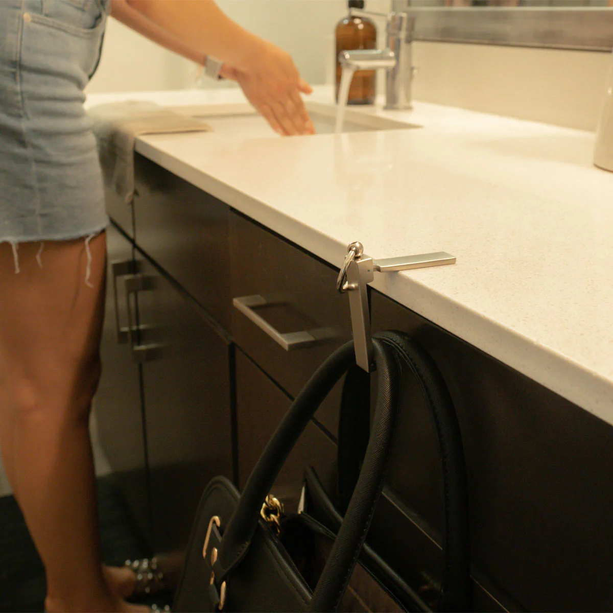 BagHang+|Keychain Bag Hook | Phone stand | nano-suction Technology - Image 3